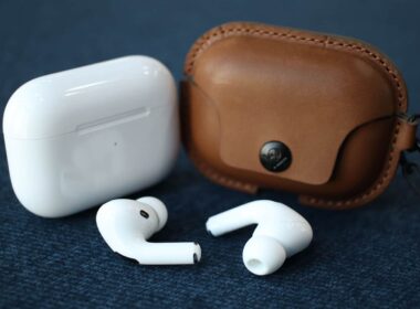 Twelve south airsnap pro leather case for airpods pro