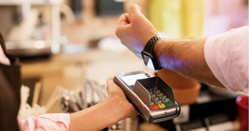 Använd Apple Watch för att göra betalningar till mål via Apple Pay