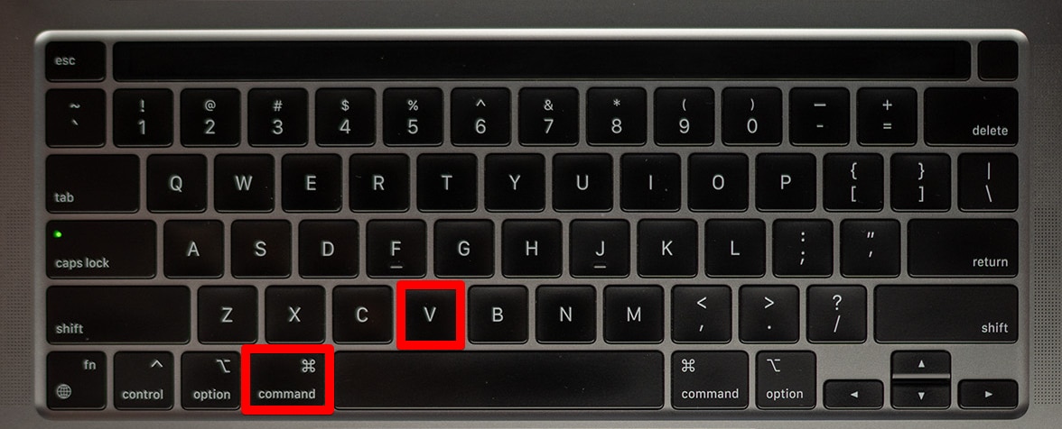 Tryck på tangenterna Kommando+V på ett tangentbord