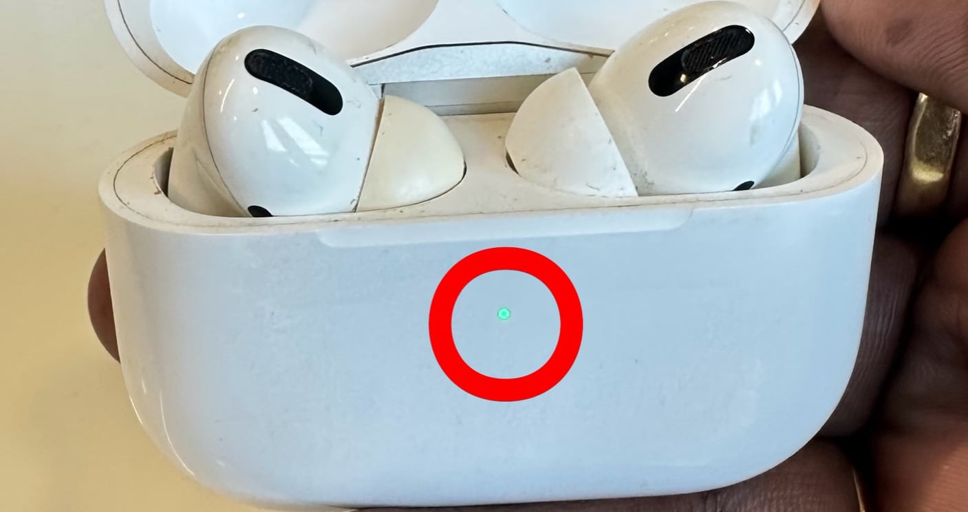 Zelený LED indikátor na AirPods indikující plně nabitou baterii